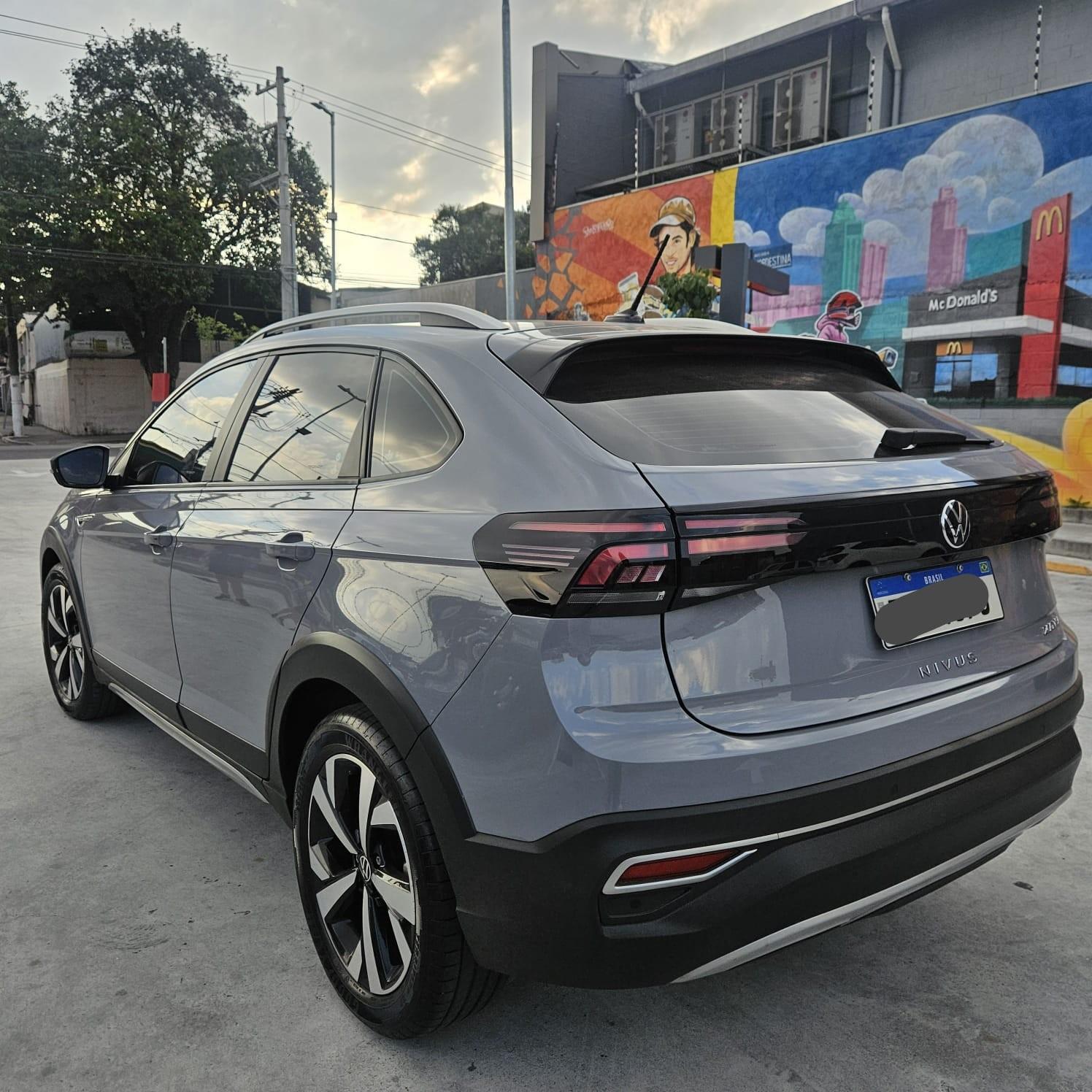 Traseira lateral Volkswagen Nivus Highline 2024 Cinza Moonstone
